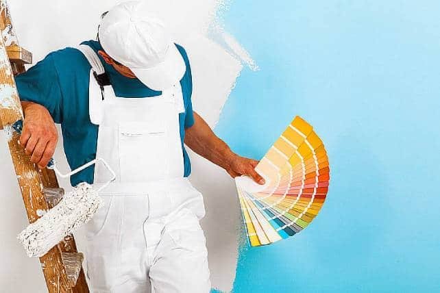 Pintor eligiendo en gama de colores
